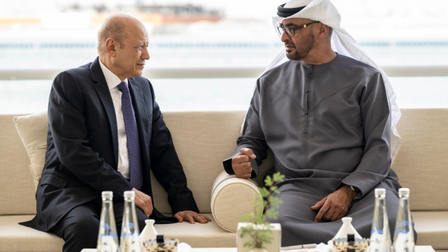 Photo: UAE President receives Chairman of Yemen’s Presidential Leadership Council