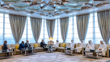 Photo: Maktoum bin Mohammed meets with Chief Executive of Moorfields Eye Hospital