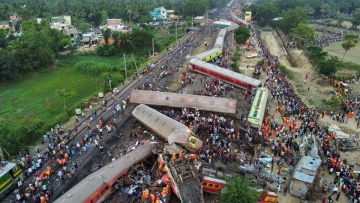 Photo: Families, rescuers search for victims of India's worst train crash in decades