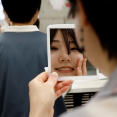 Photo: Japanese get trained in 'Hollywood' smiles as masks slowly come off