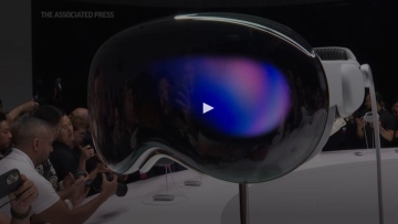 Photo: Apple unveils a $3,500 headset as it wades into the world of virtual reality
