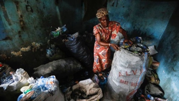 Photo: Nigerian parents pay school bills with recyclable waste