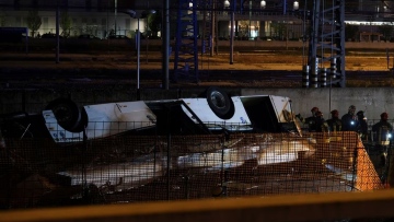 Photo: At least 21 dead after Italian bus carrying tourists falls from Venice overpass