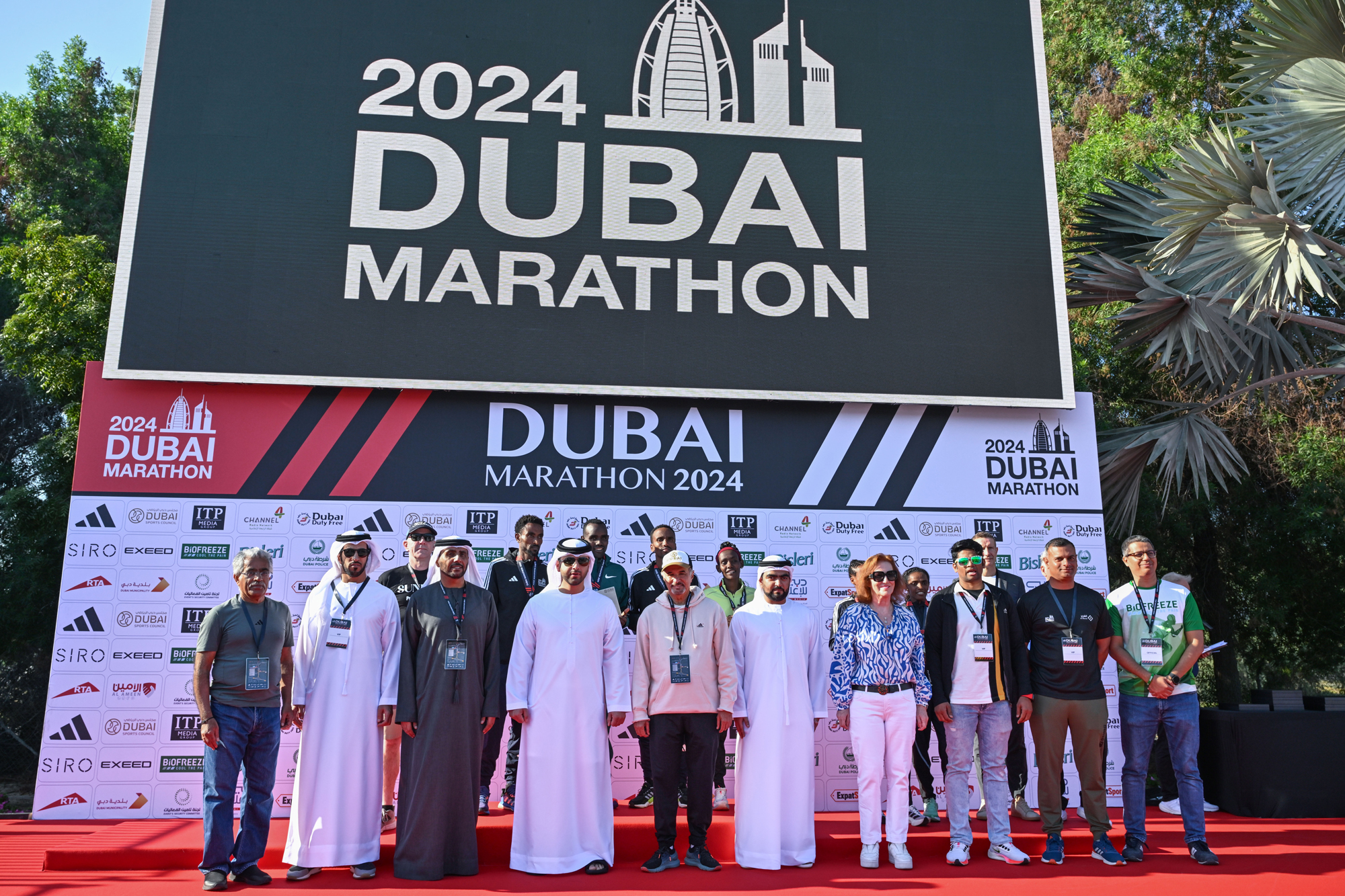 منصور بن محمد يكرم الفائزين في ماراثون دبي 2024