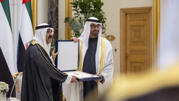 Photo: UAE President bestows Order of Zayed upon Emir of Kuwait and is awarded Order of Mubarak the Great