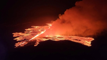 Photo: Iceland volcano erupts again, spewing fountains of lava