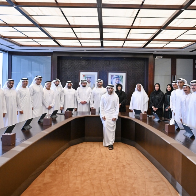 Photo: Hamdan bin Mohammed chairs meeting of The Executive Council of Dubai, launches new logo for the Government of Dubai