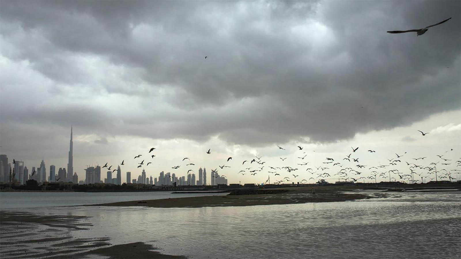 Photo: UAE is affected by a low-pressure system accompanied by rainfall from today until Wednesday