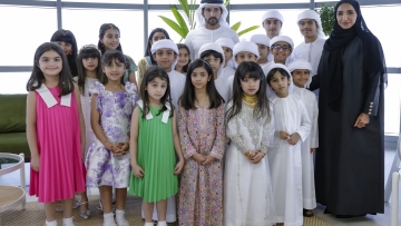 Photo: Hamdan bin Mohammed meets with Emirati children who volunteered to clean up their neighbourhoods following heavy rains