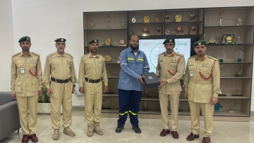 Photo: Al Qusais Police Station Honours Citizen for Integrity in Handing Over Found Money