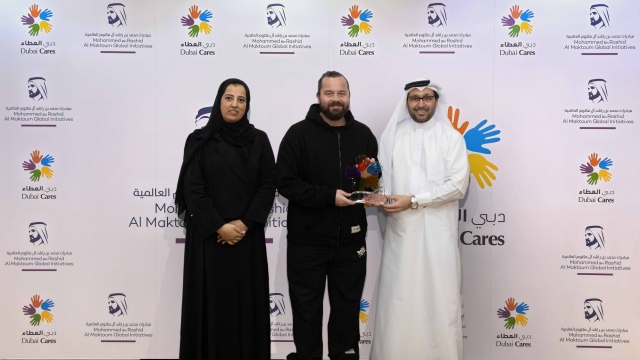 Photo: 'The Giving Movement' donates over AED3 million to Dubai Cares to provide emergency relief to Gaza