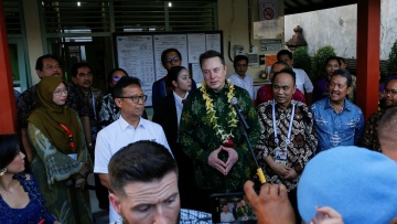 Photo: Elon Musk launches Starlink satellite internet service in Indonesia