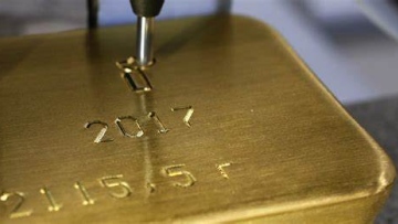 Photo: Gold hovers near two-week high on dollar weakness, US fiscal woes