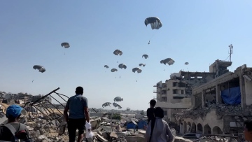 Photo: UAE conducts 71st airdrop of aid over Gaza Strip