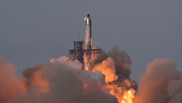 Photo: SpaceX launches 10th Starship rocket test flight successfully
