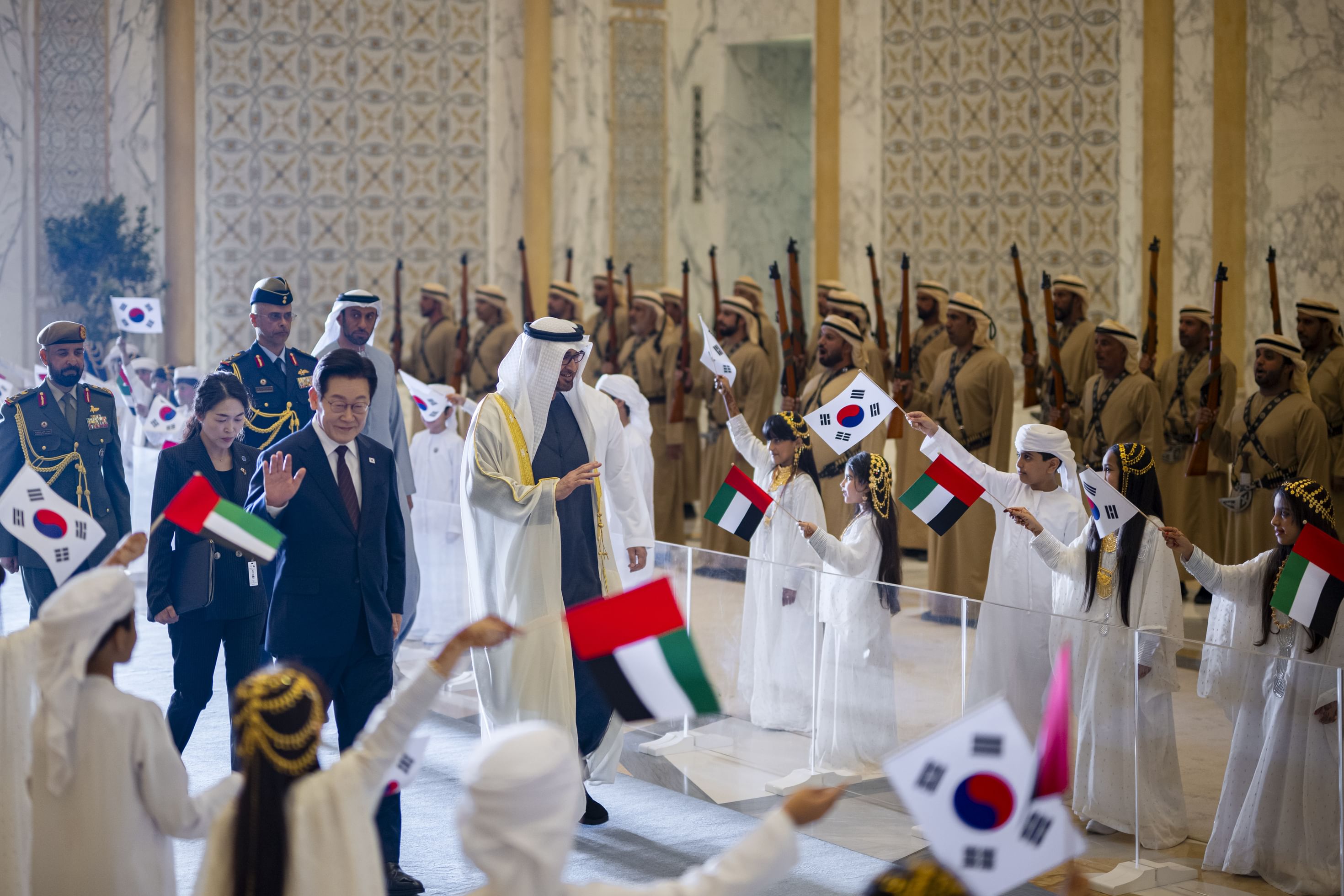 UAE President Welcomes South Korean Counterpart to the UAE