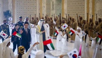 Photo: UAE President Welcomes South Korean Counterpart to the UAE
