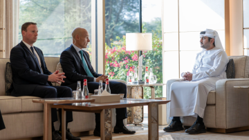 Photo: Maktoum bin Mohammed Meets with CEO of SWIFT