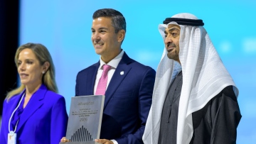 Photo: UAE President Presents the Most Reformed Government Global Award to Paraguay Counterpart