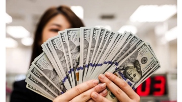 Photo: Dollar Set for Biggest Weekly Gain in Over a Year