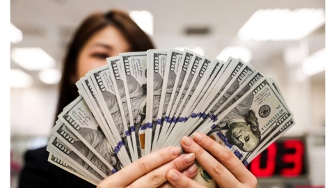 Photo: Dollar Set for Biggest Weekly Gain in Over a Year