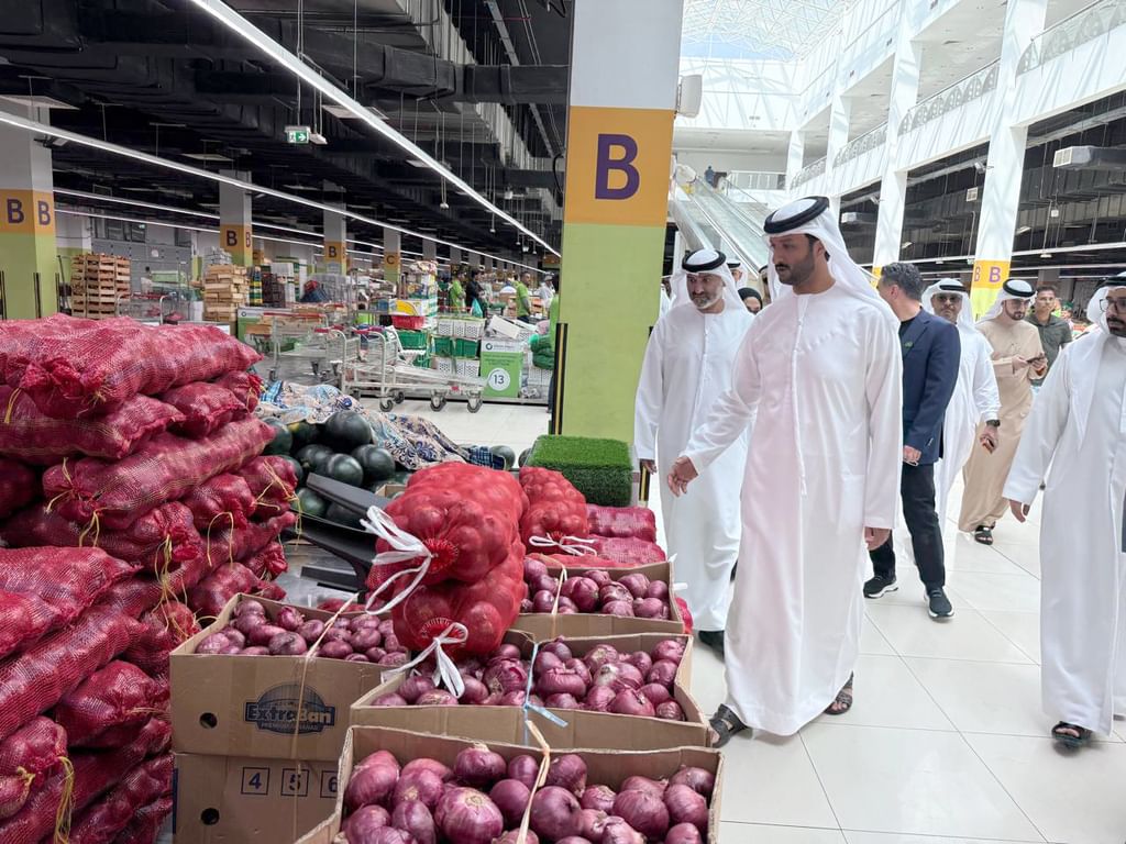 emirates247.com - Abundance Of Goods, Decline In Prices: Minister Of Economy And Tourism Affirms During Tour Of Al Aweer Market